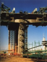 Construction of the balanced cantilevered superstructure.